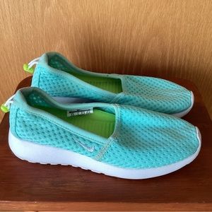 Nike light green sneakers size is 6.5 great condition